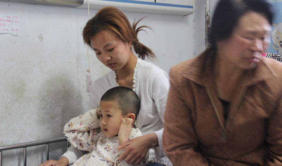 骨穿刺之后的小彬嫻心理產(chǎn)生了恐懼感，面對前來看望她的好心人士她會叫著捂上耳朵，使勁往媽媽的身體里躲，她總害怕自己再次承受那樣的疼痛。小彬嫻每一次這樣的舉動都深深刺痛著家人的心，他們不想讓孩子如此痛苦，又不想放棄治療，因為醫(yī)生說小彬嫻病情的治愈率挺高的，他們一定要陪孩子堅強地區(qū)戰(zhàn)勝病魔。