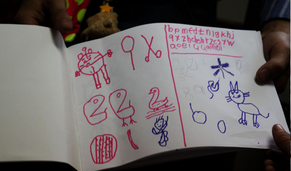 她還記得老師教給她的東西，或許她的畫中隱藏著小小的內(nèi)心深處的期盼。