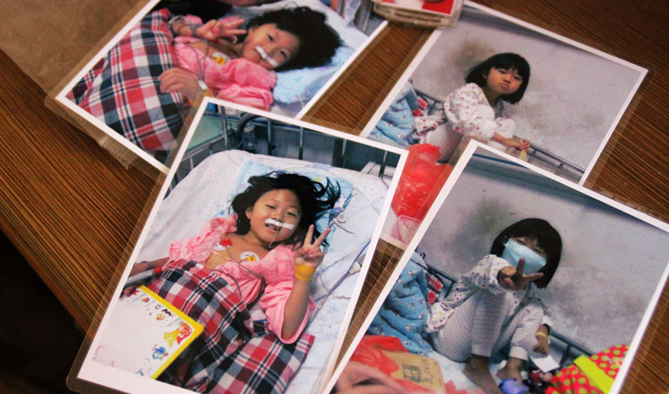 骨穿刺之前的輸血治療，小彬嫻的叔叔給她拍下的定格的微笑。“為了小彬嫻，家里最值錢的三馬車賣掉了，她叔叔把自己心愛的小車也賣掉了?！鄙Ｏ壬吹脚畠壕陀X得一切都值！