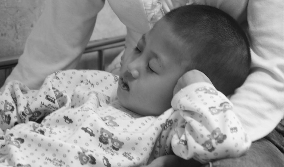 從生病那一天起，媽媽很少下床，她要時刻陪著小彬嫻，她知道女兒離不開自己。在病床上媽媽就是小彬嫻最安全的避風港，就連睡覺也要躺在媽媽的懷里，這樣才安心。