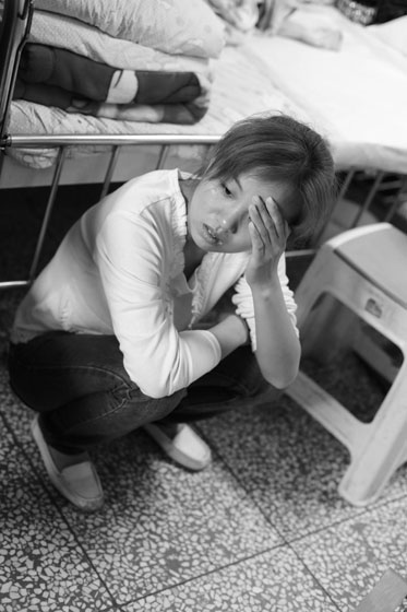 女兒熟睡之后，媽媽總會一個人想很多，女兒的病情、巨額的醫(yī)療費用時刻充斥著她的大腦，年輕的媽媽在這種情境下變得憔悴了很多，她不知道小彬嫻什么時候會好起來，帶著她穿梭在小公園里看著她稚嫩的笑。