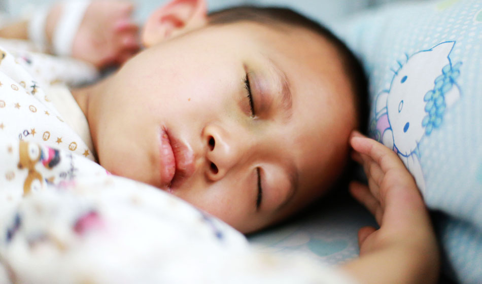 小彬嫻眼部、嘴部、脖子等出血點致使她無法吃硬東西，不小心劃破一下對她就是最大的損失，每個人都在保護著她，包括幼小的她自己。