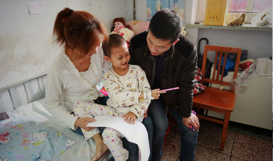 最近一段時間，小彬嫻似乎意識到了什么，只要醫(yī)生向她走來，哪怕是哭著她也會主動伸出胳膊，接受每天一次的皮下組織注射，“我不能流血，治好我才能回家。”她都學會了自我安慰。這個午后，她拿起愛心人士送給她的畫筆和畫紙開心地玩了起來，爸爸媽媽也終于露出了久違的笑臉，他們必須強忍著壓力給女兒更多的快樂。