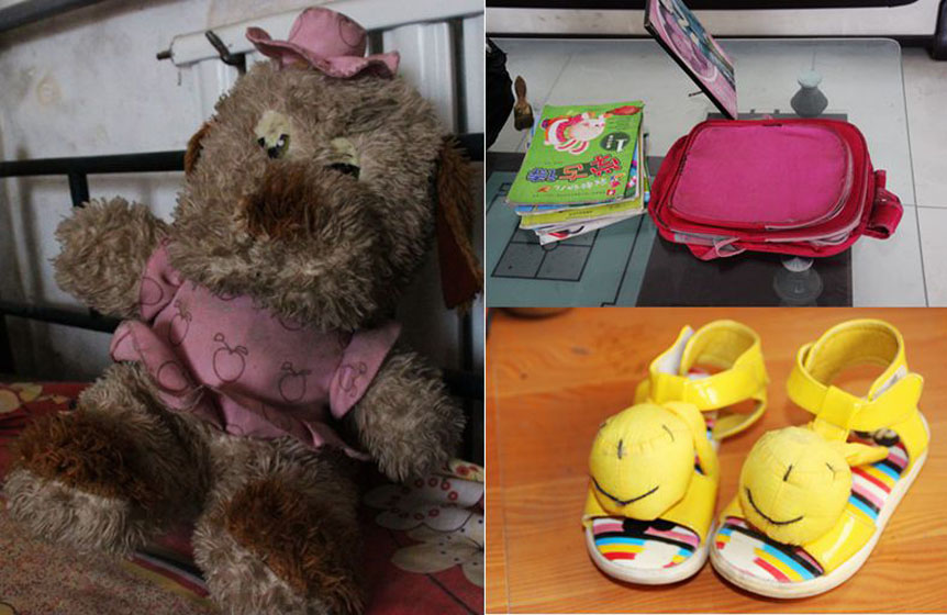 被小彬嫻當成寶貝的毛絨玩具，臟兮兮地靠在床沿，顯得是那樣的孤單；還未裝包的書本、還未來及穿著蹦跳的可愛涼鞋都被放在了家里，它們也在等待小主人回家。