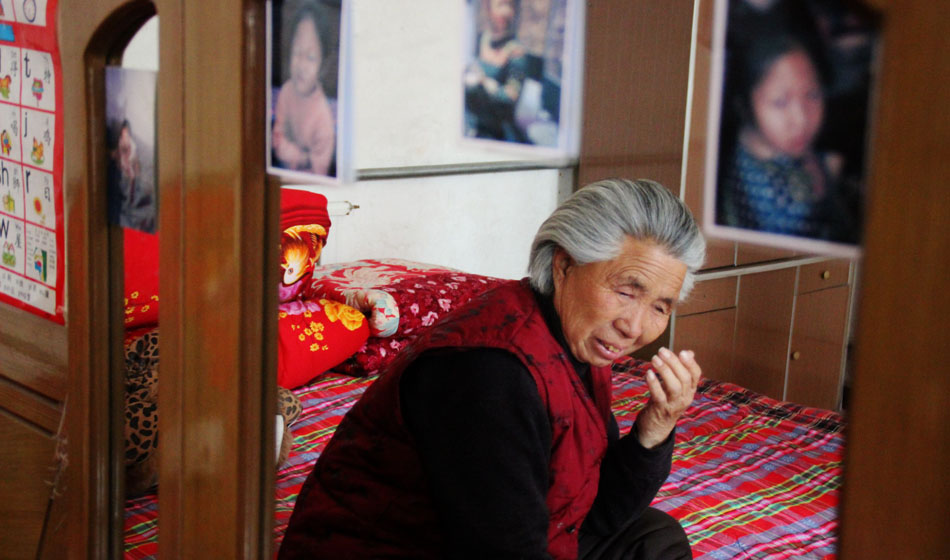 小彬嫻80歲的老奶奶每天在家祈禱小彬嫻早日回來?！袄夏棠套钣H”這是小彬嫻對“誰最親”這個問題最多的回答，小彬嫻和老奶奶就像是一對好朋友，兩個人在一起總是歡聲笑語。而現(xiàn)在，老奶奶每天看著鏡子前的小彬嫻的照片就會淚流滿面。