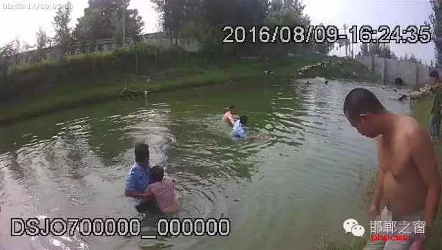 8月9日，邯鄲邱縣新馬頭鎮(zhèn)恒莊村南、駕校南側(cè)河道內(nèi)有一男一女兩人落水，民警接警后迅速趕到現(xiàn)場(chǎng)將二人拖上岸。經(jīng)了解得知，二人系夫妻，當(dāng)日二人開(kāi)車從家里出來(lái)到縣城辦事，路上因瑣事發(fā)生爭(zhēng)吵，車子開(kāi)到駕校南側(cè)河邊時(shí)，男子氣憤的停下車，跳入河中聲稱要自殺，其妻見(jiàn)狀也跳進(jìn)了河里，要一起去死。