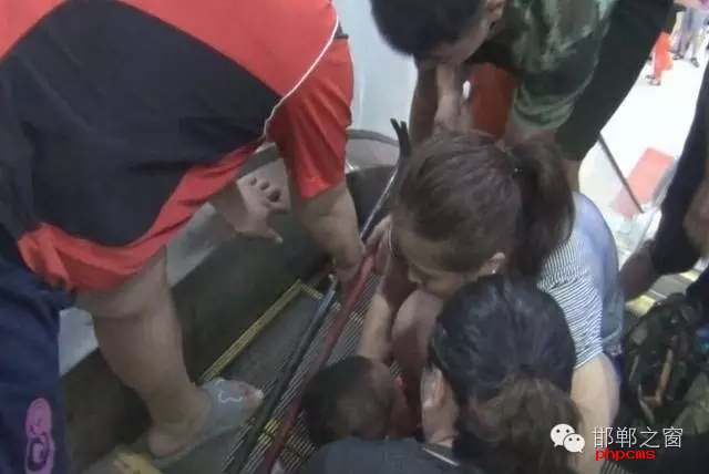 8月11日下午2點，曲周縣百貨大樓一名幼兒手臂卡入滾動扶梯，接到報警后，邯鄲消防曲周中隊立即趕赴現(xiàn)場進行救援。據(jù)商場工作人員介紹，幼兒母親在一旁買水時，沒注意幼兒爬到電梯口玩耍不慎將手臂卡住。