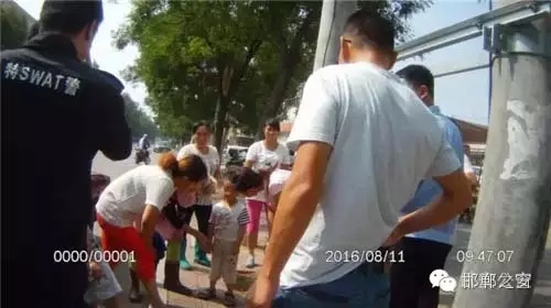 8月11日上午，邯鄲武安市公安局巡特警大隊民警巡邏至富強路北頭格力空調(diào)對面時，發(fā)現(xiàn)一名三歲小男孩獨自一人在路邊哇哇大哭。巡邏民警迅速下車詢問，從他斷斷續(xù)續(xù)的講述中，得知孩子未經(jīng)大人同意，自己跑出來玩，找不到家了，民警經(jīng)多方努力，終于安全把孩子送回家。