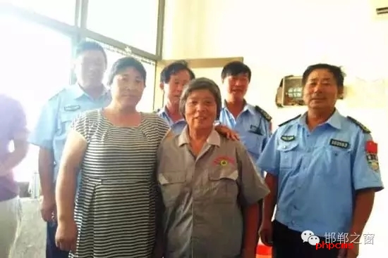 8月10日下午，何某到臨漳縣醫(yī)院給孩子看病，不慎將錢包丟失?？h醫(yī)院保潔員張付榮打掃衛(wèi)生時，在走廊坐椅上發(fā)現(xiàn)了錢包，看了看錢包里有很多錢和卡，她在原處等了好久也沒見人來領取，便將錢包送到保安室，經(jīng)清點發(fā)現(xiàn)里面有2700多元現(xiàn)金及銀行卡。幾經(jīng)周折，終于找到了著急尋找錢包的何某，通過確認無誤后，將錢包交還到了失主手中。