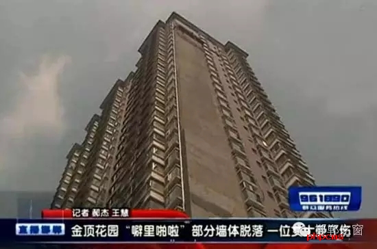 建設大街與叢臺路交叉口附近的金頂小區(qū)，樓梯的墻面不知何因大面積脫落，并且還砸傷了一個人，希望金頂花園小區(qū)的物業(yè)一定要吸取這次事故的教訓，盡快把樓體墻面修復完畢。