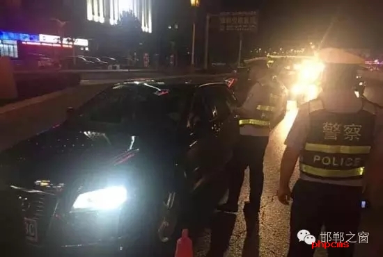 為保證奧運期間有一個良好的道路交通環(huán)境，針對疲勞駕駛、酒后駕駛等違法行為，邯鄲交警六大隊組織開展集中整治酒駕、醉駕專項行動。8月10日，交警六大隊出動警力130余名，出動警車15輛，設置執(zhí)勤卡點17處，從20時起至23時，在大隊轄區(qū)內(nèi)查獲了18個“酒鬼”以及涉牌涉證違法行為21起。當晚，在中華大街水廠路口，有一輛車為了逃避檢查，還試圖倒車逃跑。