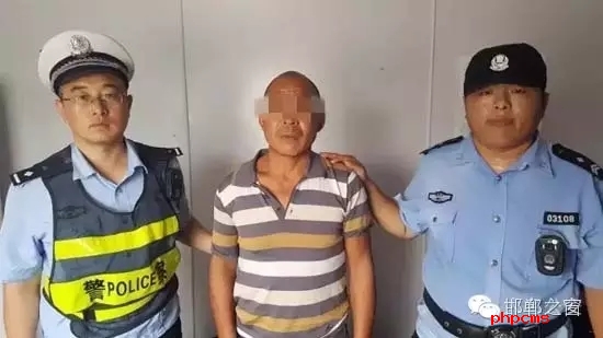 8月12日9時許，邯鄲大名鋪上高速口檢查站執(zhí)勤民警在對一輛由魏縣開往北京客車進行安檢時，發(fā)現(xiàn)一名網(wǎng)上逃犯。經(jīng)核查，該男子為王某平，系涉嫌濫伐林木網(wǎng)上逃犯。該王于今年3月份在未有辦理《林木采伐許可證》的情況下，亂砍濫伐林木97棵。