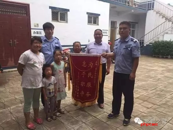 8月份，雞澤縣局店上派出所在開展入戶訪查工作中了解到，2011年，浮東三村村民孟某與外地女子唐某（云南省昭通市人）結婚，戶口沒有遷移，因是二婚，妻子唐某帶有的三個孩子也跟隨孟某生活，三個孩子均沒有戶口。不幸的是，其妻子唐某在2015年年底因車禍死亡，三個孩子無法取得醫(yī)學證明，就一直未能申報戶口。民警在獲悉此情況后，主動上門對這3個無戶口孩子進行入戶調查，經(jīng)過一周的緊張工作，雞澤縣局店上派出所會同縣局戶政股為這3個孩子解決了戶口問題，最終將3個孩子的戶口頁交到孟某手中。