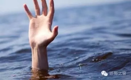 8月11日下午4點左右，邯鄲臨漳縣油房村村主任程艮生像往常一樣在自己負責的區(qū)域巡查，在快要接近漳河時，程艮生發(fā)現(xiàn)不遠處有兩個人在水里撲騰。程艮生用盡全力將兩人救上岸?！皟蓚€孩子才十八九歲，正值大好年華?！被貞浧甬敃r情形，程艮生依然心有余悸。