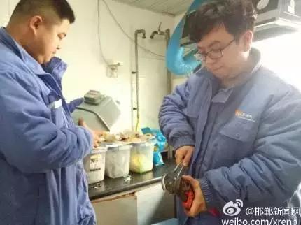 2月28日，邯鄲華潤燃氣公司工作人員對我市叢臺花園，滏新家園等燃氣用戶進行安檢，截止目前，該公司已入戶安檢21938戶，發(fā)現(xiàn)隱患并整改1564戶。根據(jù)相關(guān)規(guī)定，燃氣經(jīng)營企業(yè)每兩年需對所管轄范圍內(nèi)的燃氣用戶進行一次入戶安全檢查工作，其目的是查找安全隱患，確保用戶安全用氣。