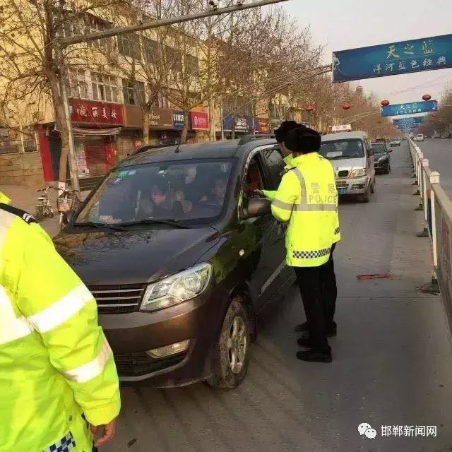 我市交警為營造安全、有序的道路交通環(huán)境，自2月26日0時起，啟動了106國道李茂堤警務(wù)站、107國道漳河警務(wù)站、309國道椿樹嶺警務(wù)站、213省道索堡警務(wù)站、212省道柳園警務(wù)站、青蘭高速邯鄲東口警務(wù)站、青蘭高速邯鄲西口警務(wù)站、京港澳高速邯鄲南口警務(wù)站、京港澳高速邯鄲北口警務(wù)站。