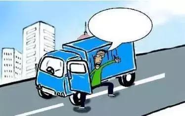 2月27日凌晨，邯鄲市一名男子套用其表哥A2駕駛證信息駕駛大貨車進入市區(qū)，沒成想因為嘴角的一顆痣被交警看出破綻，不僅被公安機關(guān)依法行政拘留了15天，而且被罰款1500元。在事實面前，駕駛?cè)瞬坏貌怀姓J自己無證，試圖用表哥的駕駛證蒙混過關(guān)。